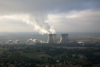 Panache de vapeur d'eau (chargée de chaleur latente) émis par la centrale nucléaire du Bugey qui alimente en humidité la couche limite atmosphérique nuageuse déjà présente.