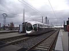 Vue d'une rame de tramway urbain sur la ligne T3 de Lyon en circulation à Meyzieu Zone Industrielle