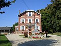 La mairie, ancien château transformé en mairie école (photo de 2009).