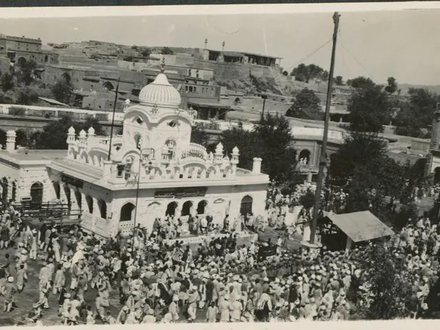 File:Gurdwara Panja Sahib, Hasan Abdal in April 1932.webp