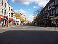 L'avenue, au niveau de son intersection avec la rue Fabre.