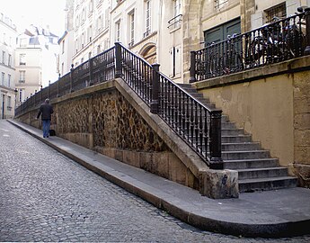 Vue vers l'est, avec l'escalier permettant la communication entre les deux niveaux.