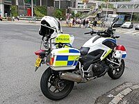 Moto di servizio con livrea stile polizia britannica