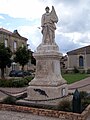 Le monument aux morts devant la mairie (août 2014)