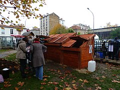 Pavillon de compostage de quartier du Square de la Place de la République à Montreuil (Seine-Saint-Denis), inauguré le 26 novembre 2011, avec l'association « Le Sens de l'Humus ». Deux compartiments (1,7 m3 chacun) pour les résidus végétaux et un compartiment de réserve (1 m3) contenant du bois raméal fragmenté et un réservoir de récupération de l'eau de ruissèlement. Bois de récupération (palettes). Éléments démontables. Réalisé par des Roms dans le cadre d'un projet d'insertion. Financement : ville de Montreuil. Photographie : ville de Montreuil (cliquez sur l'image).