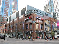 Vue de l'intersection des rues Mansfield et Sainte-Catherine