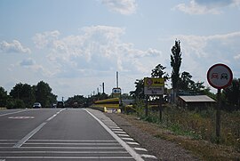 Entrance to Secuienii Noi on DN2