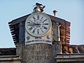 Vieille pendule sur un chien-assis de l'ancienne mairie-école (juillet 2015)