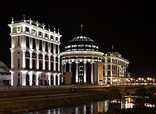 Vue nocturne de la rive gauche du Vardar dans le centre-ville de Skopje (République de Macédoine). (définition réelle 2 538 × 1 853)