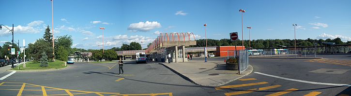 À gauche, le boulevard des Trinitaires. Au centre, la station de métro Angrignon. Au fond à droite, le parc Angrignon.