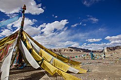 Drapeaux de prières au dessus du canyon de Langchen Tsangpo.