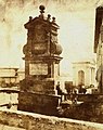 Il Trofeo Fuentes, che era collocato fino al 1872 sull'incile del Naviglio Pavese alla Darsena di Porta Ticinese su una delle prime foto di Milano (1845 circa)