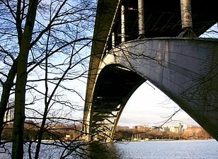 Västerbron i Stockholm har bågar av stål, invigd 1935.