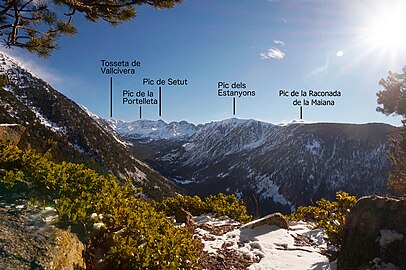 Vue de la vallée du Madriu et des sommets marquant la frontière.