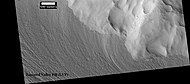 Primer plano del relleno de valle lineado (LVF), como lo ve HiRISE en el programa HiWish. Ampliación de la imagen anterior