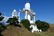 南側から見た大碆鼻灯台。左にあるのは生月島沿岸波浪計。