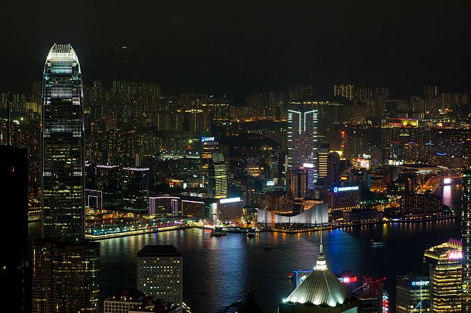 香港夜景：從太平山往維多利亞港和九龍的景色。