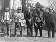 Le président américain Calvin Coolidge avec quatre Indiens Osage après avoir signé le projet de loi accordant aux Indiens la pleine citoyenneté en 1924.