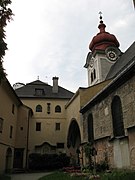 ノンベルク修道院、マリアが奥から手前へと歩いてくる。