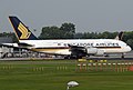 Un Airbus A380 de Singapore Airlines à l'aéroport.