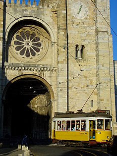 Passage d'un electrico devant la cathédrale