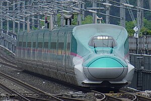 E5系で運行される「はやて」 （2023年5月28日 八戸駅）