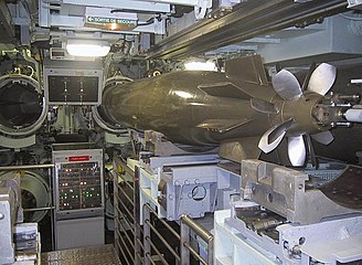 Salle des torpilles du sous-marin Le Redoutable avec une DTCN L5 engagé dans le tube lance-torpille