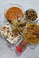 印尼開齋節食用的Opor（一種類似咖喱的料理）、Gulai（一種類似咖喱的料理）、Ketupat（馬來粽）、Tumis kentang sayur（炒蔬菜馬鈴薯）、Bawang goreng（油蔥酥）
