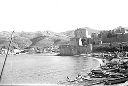 La baie de Collioure en 1950, avec les barques catalanes tirées sur la plage.