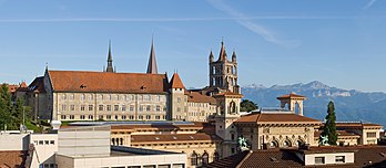 Le quartier de la Cité, à Lausanne (Suisse). On reconnaît la cathédrale au fond, en partie cachée par le gymnase de la Cité. En contrebas, à droite, se trouve le palais de Rumine. (définition réelle 6 266 × 2 732)