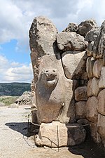 La porte des Lions, sculpture d'un lion protecteur.