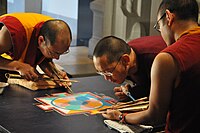 Călugări tibetani făcând o mandala temporară din nisip. Primăria Kitzbühel, Austria, 2002.