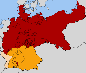 Confederația Germană de Nord (roșu). Statele germane din sud care s-au alăturat în 1871 la formarea Imperiului German sunt indicate în portocaliu. Alsacia-Lorena, teritoriul anexat în urma Războiului Franco-Prusac din 1871, este indicat cu o nuanță mai deschisă de portocaliu.