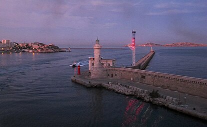 Le phare à l'aube avec le feu rouge à son pied.