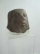 Visage. Grès poli, H. 14.5 cm. Époque Maurya, IIIe siècle av. J.-C., National Museum, New Delhi