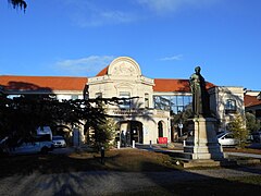 Entrée principale de l'hôpital Saint-Éloi.