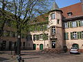 Cour des Chaînes - façades, toitures, tourelle d'escalier, vestiges du mur d'enceinte, chemin de ronde - couloir et pièce sud-ouest avec décor peint