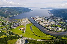 Orkanger sett mot nord, med Orkdalsfjorden i bakgrunden.