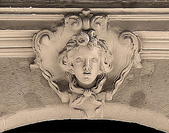 Mascaron au-dessus de la porte.