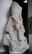 头戴红白双冠的阿肯那顿半身像，开罗埃及博物馆藏。