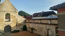 Cour intérieure du prieuré Saint-Thomas avec restes de vieux murs