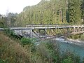 Auf der Südseite führt ein Steinbogen zum Brückenlager