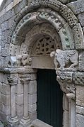 Puerta lateral del monasterio de San Pedro de las Águilas con animales mitológicos y motivos esotéricos.