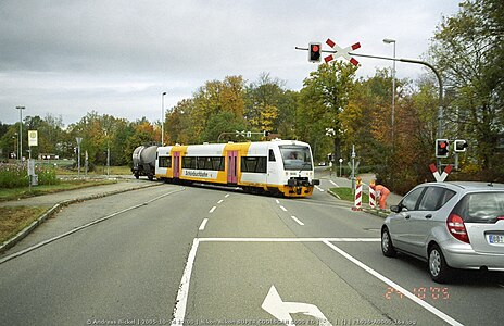 Ein Regio-Shuttle der Schönbuchbahn mit einem Güterwagen auf dem Weg vom Bahnhof Zimmerschlag zum Werksanschluss von Schill+Seilacher, 2005