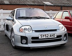 Una Clio RS post-restyling (in alto), una Clio V6 pre-restyling (al centro) ed una Clio V6 post-restyling (qui sopra)