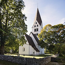 Kyrkan sedd från öster