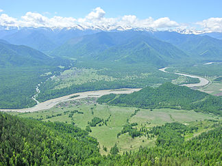 Tjungur und Kutscherla-Mündung im Vordergrund, Katun-Kamm im Hintergrund