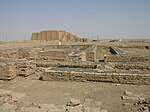 Ruines de la cité d'Ur, avec la ziggurat en arrière-plan.