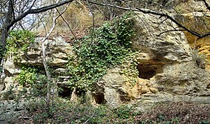 Apier (rucher) rupestre à Jouques, proche d'un abri troglodytique.