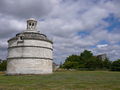 Le pigeonnier et l'abbaye de Montierneuf.